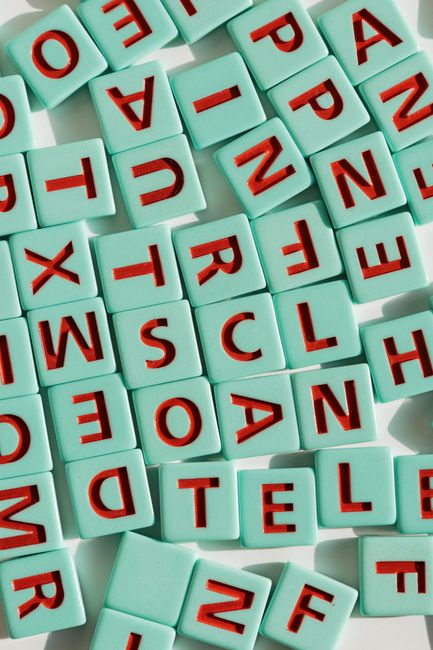 Lernende vor einem Bildschirm mit Grammatikübungen